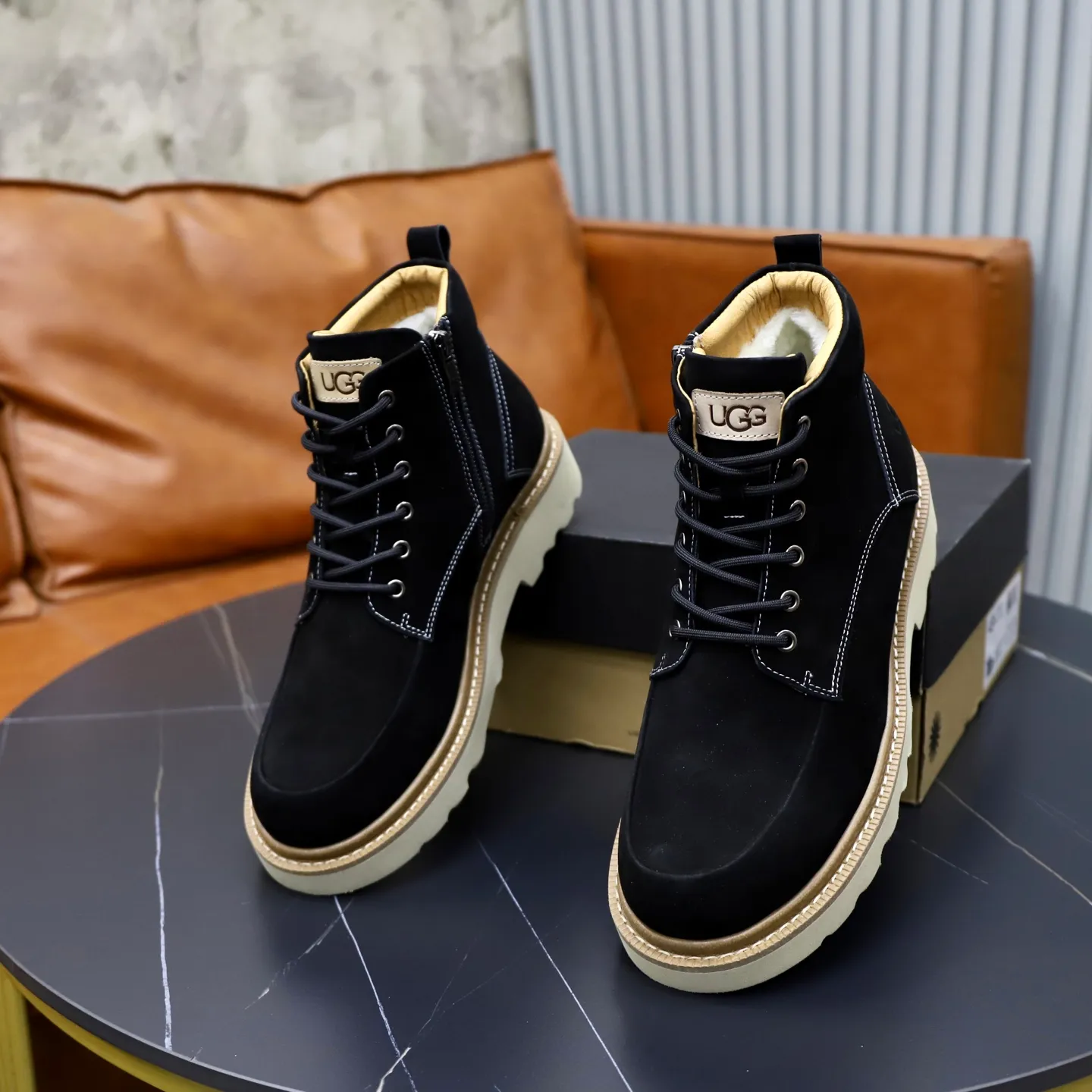 Ex-factory price: 640💰Thick wool imported from Australia Brand: UGG genuine purchase Size: 39-44 Grade: Official website 1:1 Material: First layer of genuine leather waterproof and antifreeze upper Real wool lining Original non-slip soft wear-resistant outsole Style category: Men's casual shoes Trendy style Comfortable on the feet Color: Official website color synchronization